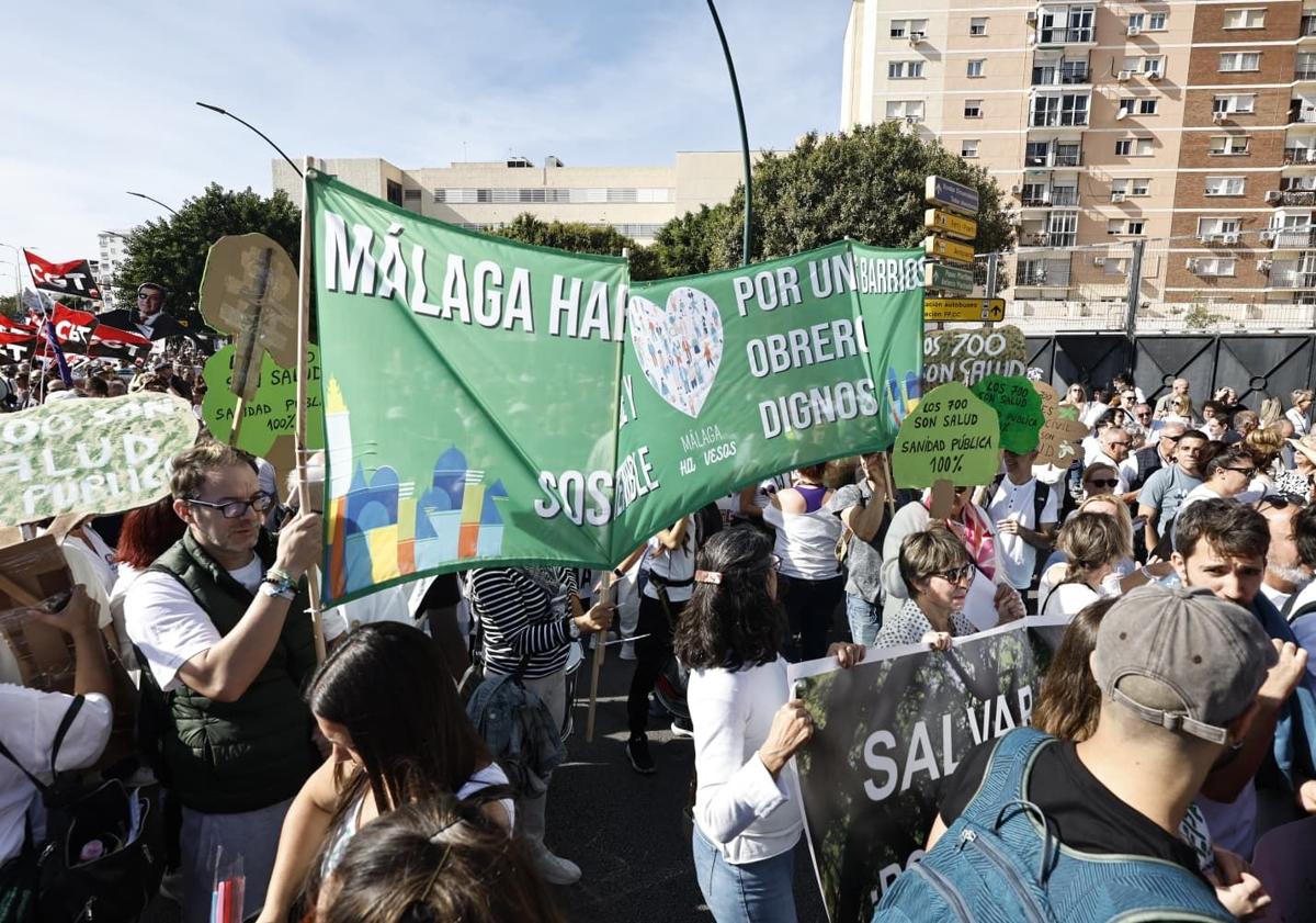 Imagen principal - Miles de personas recorren el Centro de Málaga en defensa de la sanidad pública